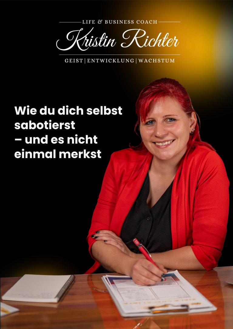 Eine Person mit rotem Blazer hält ein Notizbuch und einen Stift in der Hand.